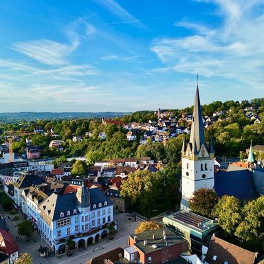Blick auf das Alte Rathaus und die Vincenzkirche